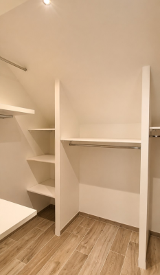 Aménagement intérieur de placards de rangement dans uen chambre