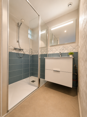 Rénovation complète d'une salle de bains réalisée par ADAPT' & RÉNOV'